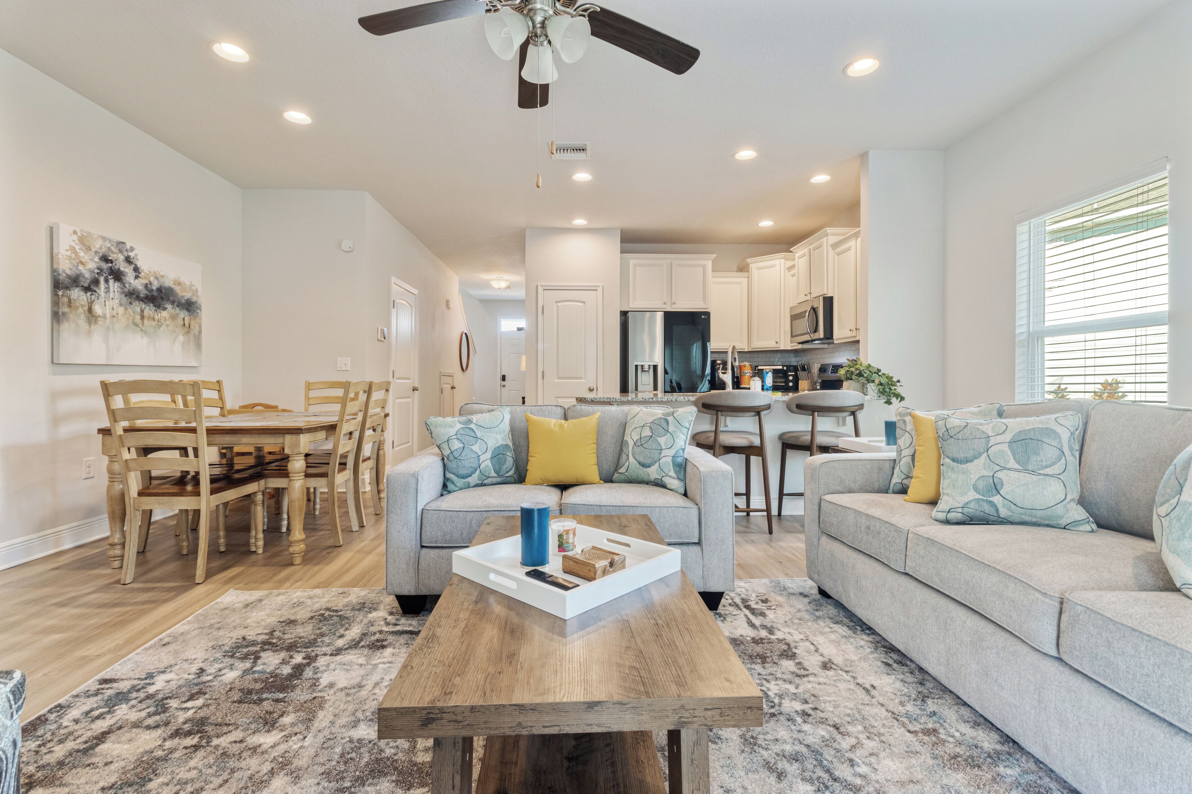 スマートテレビ、暖炉、書庫、プリンター