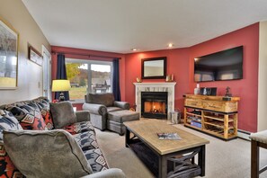 Tv, eldstad, dvd-spelare och ett filmbibliotek