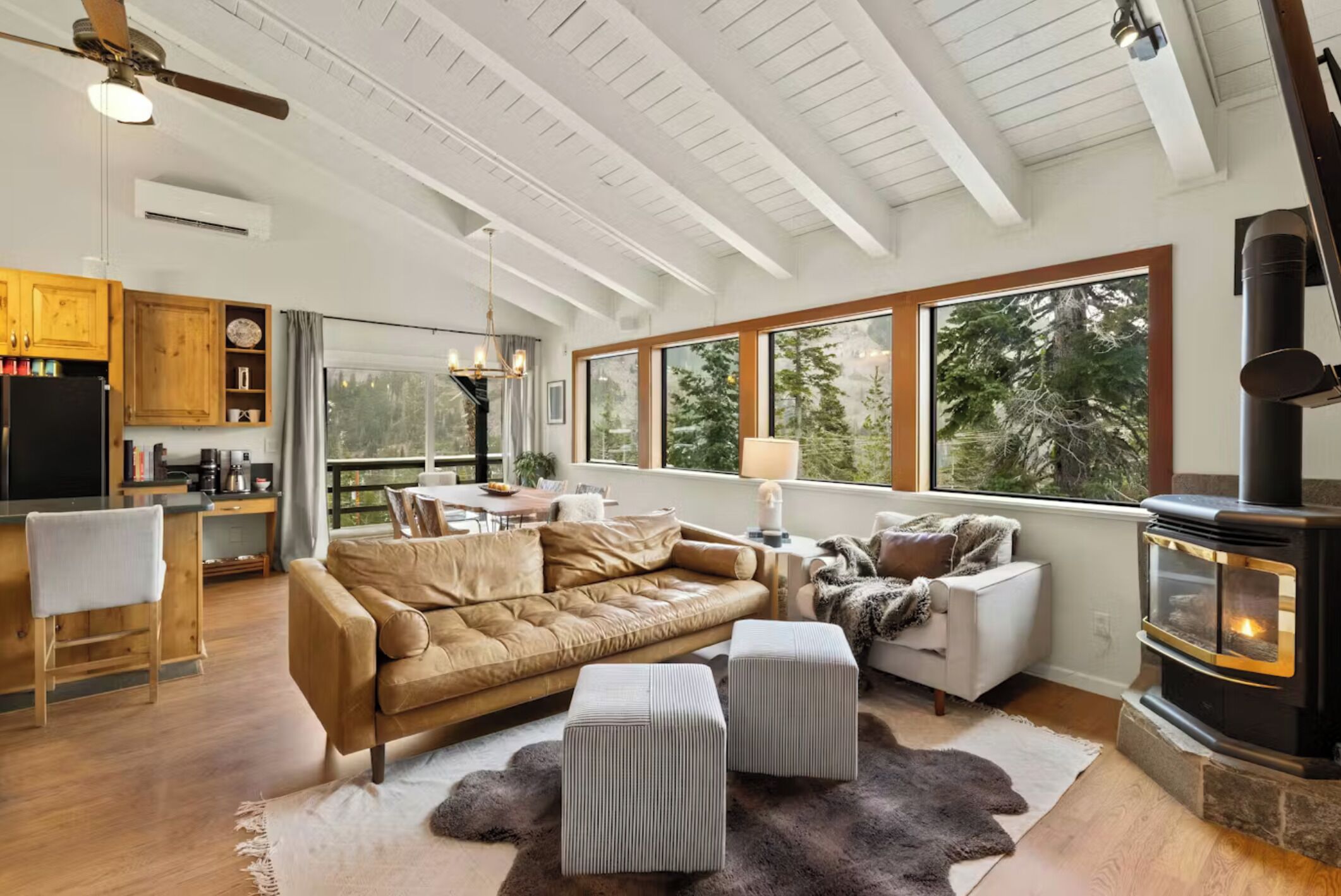 Smart-tv, eldstad, kontor och datorskärmar