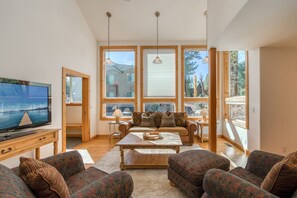 Smart TV, fireplace - Sparrow's Rest by Tahoe Getaways - Pet-Friendly 3BR in Tahoe Donner w/ HOA (Truckee)
