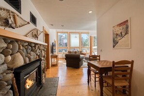 Smart TV, fireplace - Sparrow's Rest by Tahoe Getaways - Pet-Friendly 3BR in Tahoe Donner w/ HOA (Truckee)