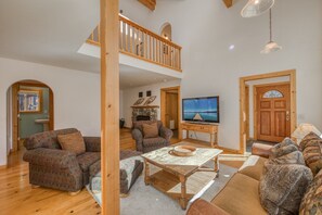 Smart TV, fireplace - Sparrow's Rest by Tahoe Getaways - Pet-Friendly 3BR in Tahoe Donner w/ HOA (Truckee)