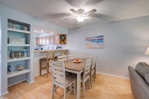 Dining - Sun Stack at Runaway Bay 251 by SeaBreeze Vacation (Bradenton Beach)