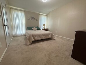 3 bedrooms, desk, iron/ironing board, free WiFi - Centrally Located with Backyard and parking (Broken Arrow)