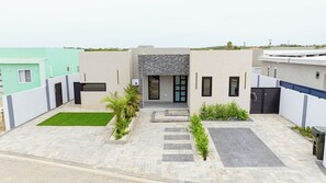 Exterior - BRAND NEW Modern 3BR2BA~BBQ~Patio~Great Location (Noord)