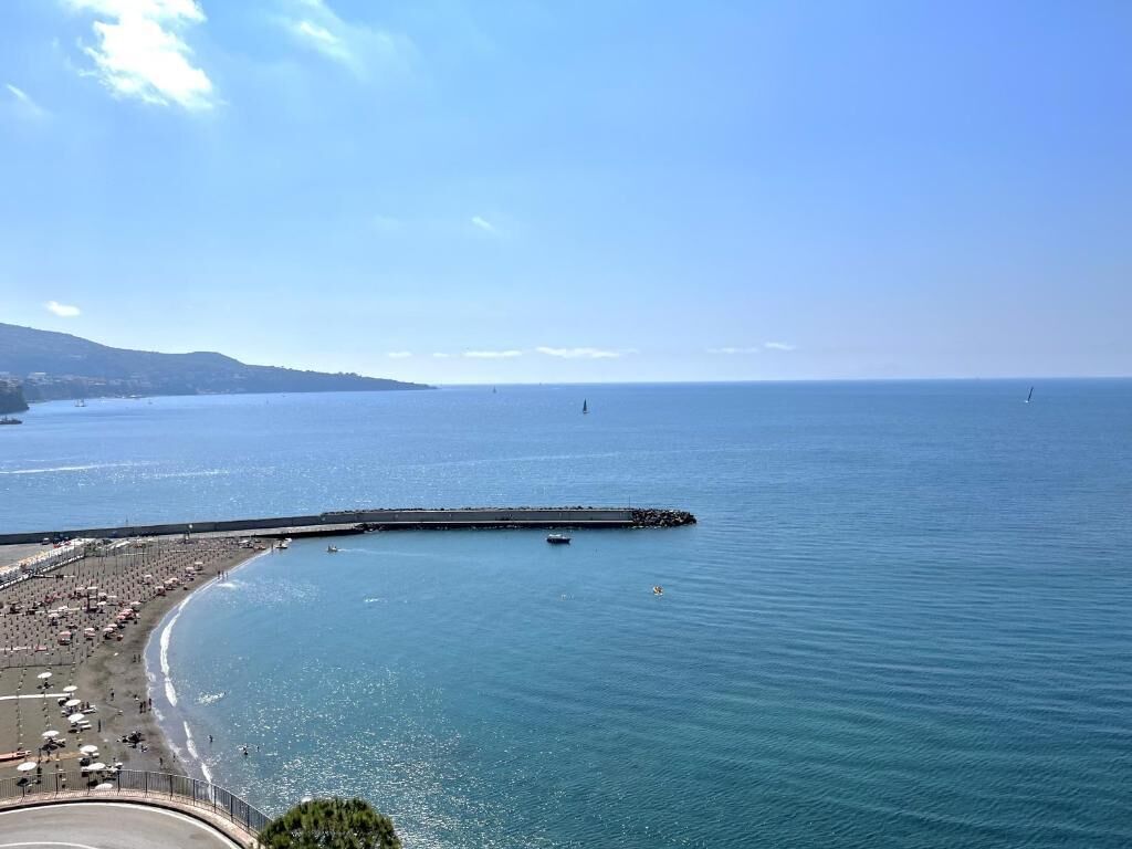 Ubicación cercana a la playa y arena negra