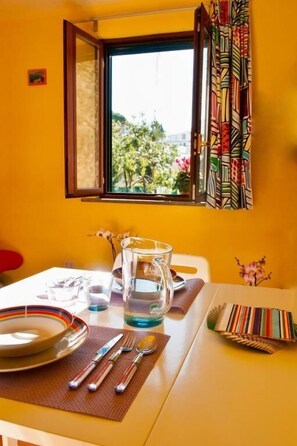 Kaupunkihuoneisto | Yksityinen keittiö | Jääkaappi, mikroaaltouuni, liesi, espressokone