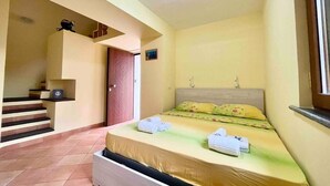 A bedroom with a bed, a staircase, and a door. - Casa Nicanto (Meta)