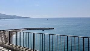A coastal view with a clear sky, calm sea, and a wooden pier extending into the water. - Casa Nicanto (Meta)