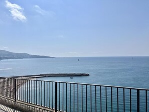 Ranta lähistöllä, mustaa hiekkaa