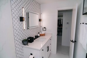 Regadera, toallas, jabón, papel de baño 