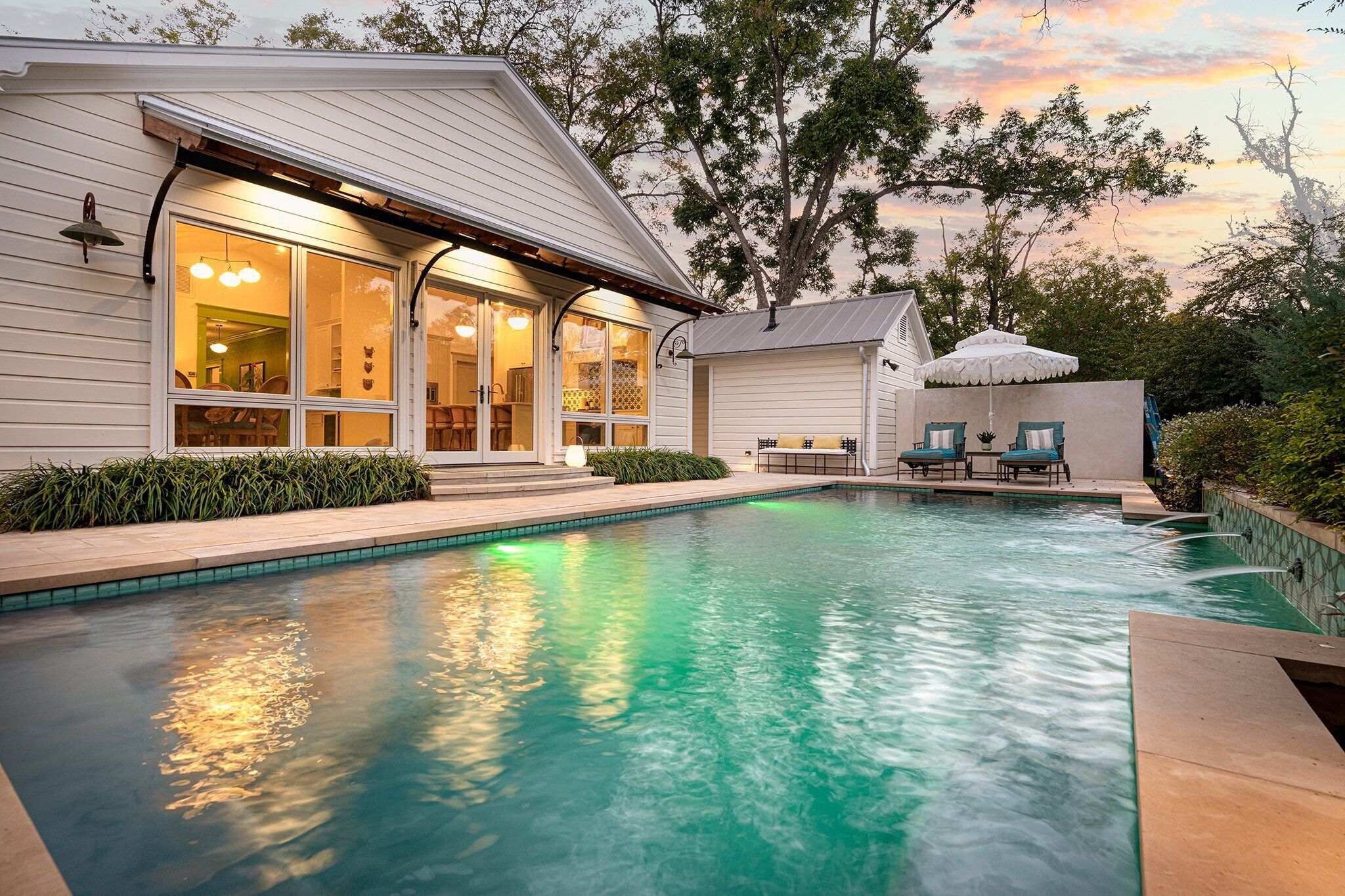 Una piscina al aire libre, una piscina climatizada