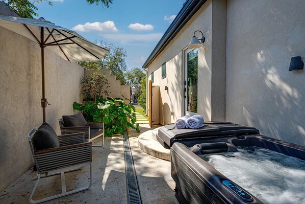 Terrace/patio - Viola's | Hot Tub | Beautiful & Cozy (Fredericksburg)