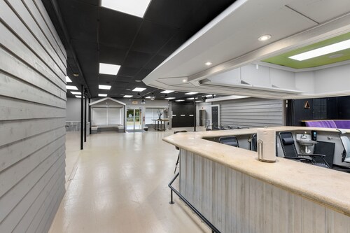 Spacious 6-bedroom house with trailer parking