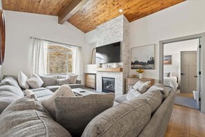Smart TV, fireplace - Beautiful updated Villa w/ Resort Amenities & Holistic Body Services Villa 3023-2 (Midway)