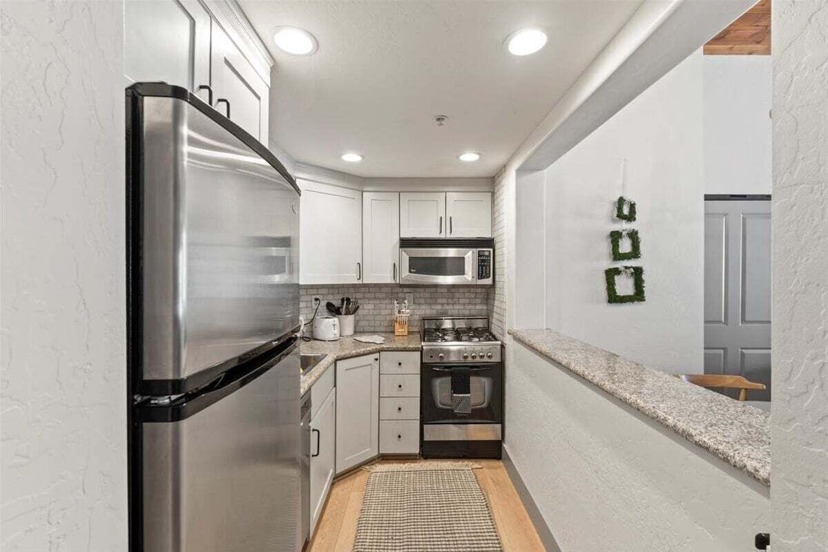 ثلاجة، ميكروويف، فرن، موقد طهي مسطح