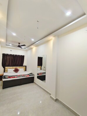 Family Room, Balcony, City View | Free WiFi