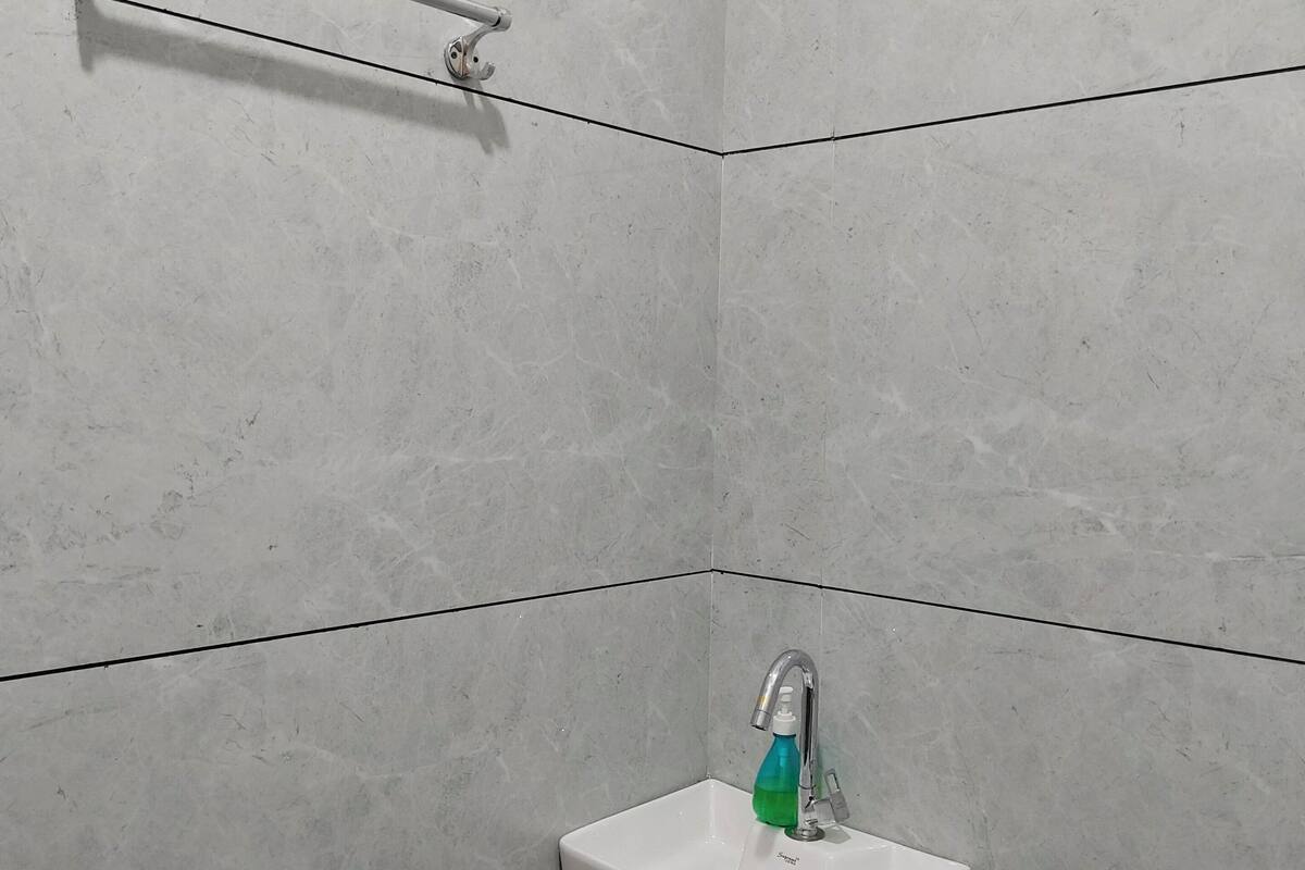 Chambre Familiale, balcon, vue ville | Salle de bain