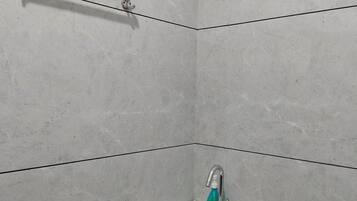 Camera familiare, balcone, vista città | Bagno