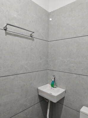 Family Room, Balcony, City View | Bathroom