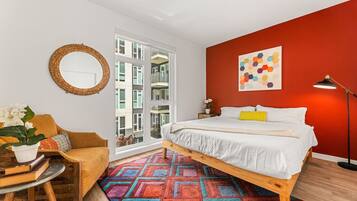 2 sovrum, skrivbord, strykjärn/strykbräda och resesäng