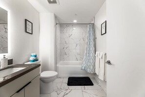 Hårtork, handdukar, tvål och schampo