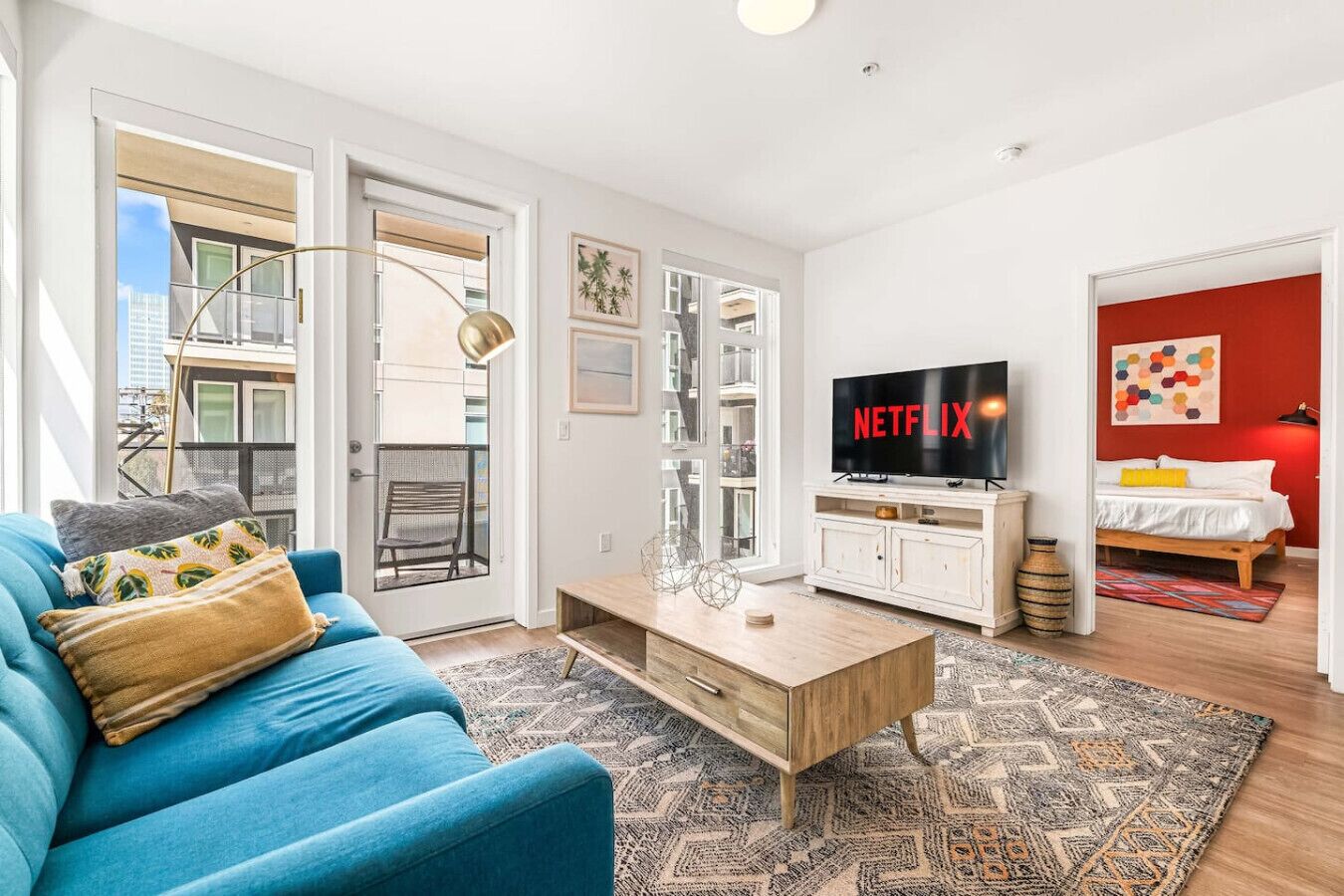 2 soverom, skrivebord, strykejern/-brett og reiseseng for barn