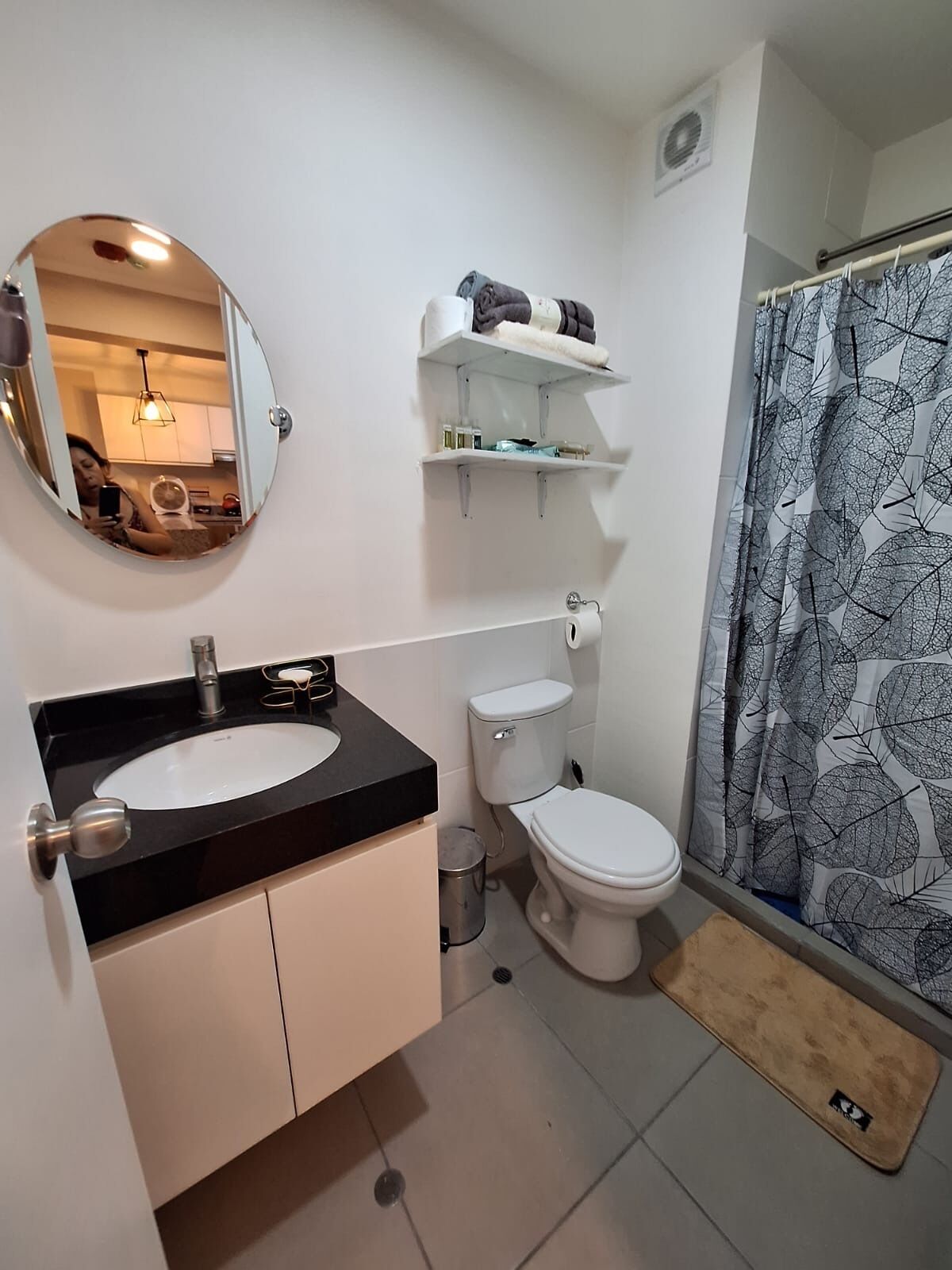 Secadora de cabello, toallas, jabón, papel de baño 