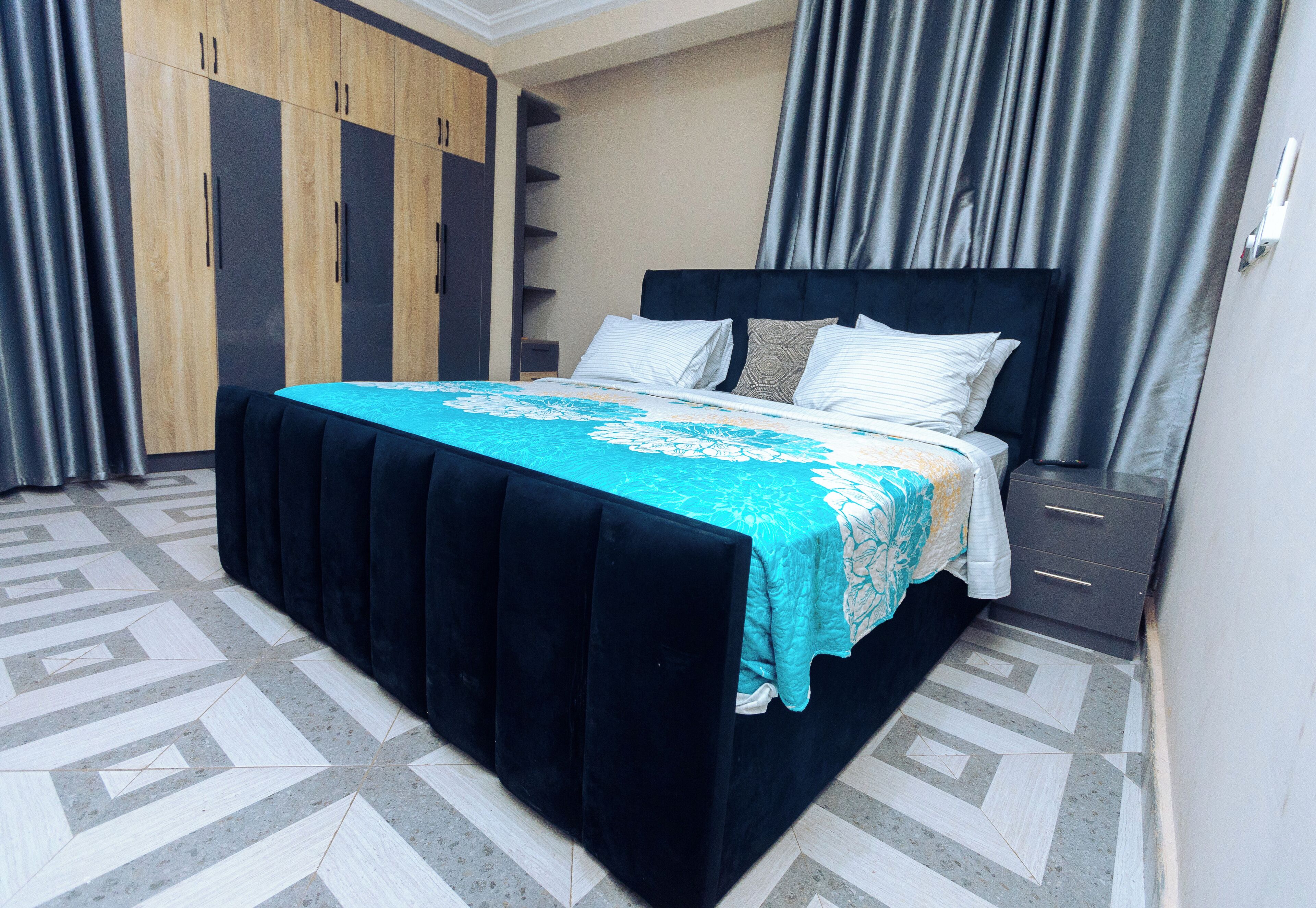 Tabla de planchar con plancha, internet y ropa de cama 