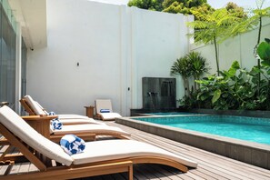 Outdoor pool, open 6:00 AM to 7:00 PM, pool umbrellas, pool loungers - Arkadewi Boutique Hotel Prawirotaman (Yogyakarta)