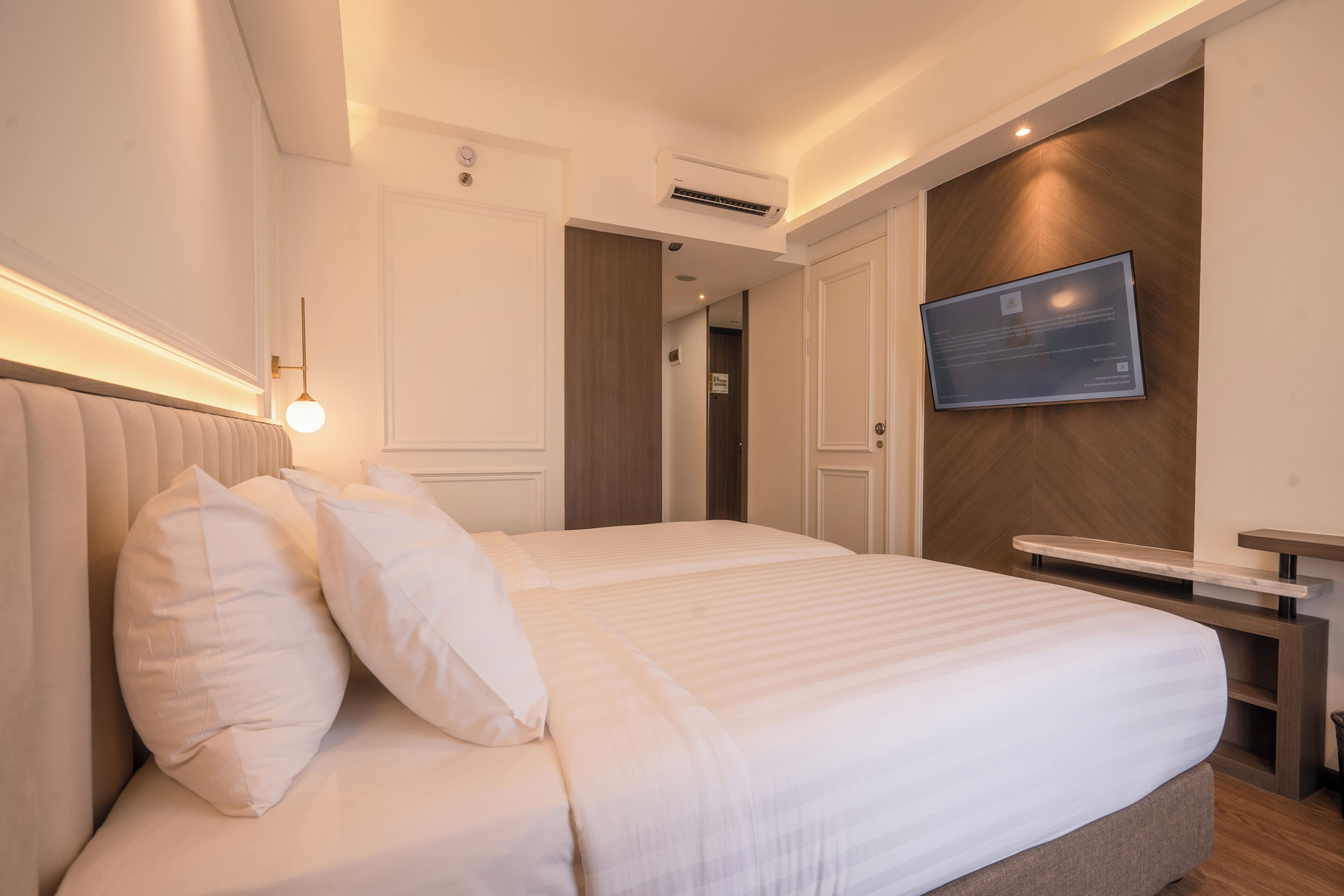 Premier tvåbäddsrum | Minibar, värdeförvaringsskåp på rummet och skrivbord