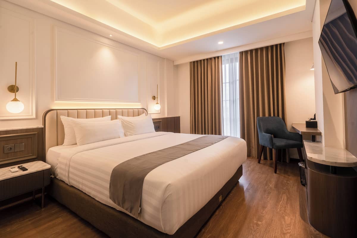 Deluxe Double Room | Minibar, in-room safe, desk, blackout drapes