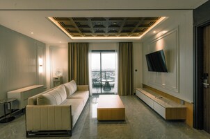Penthouse Familial | Coin séjour | TV connectée de 43 pouces avec chaînes par satellite
