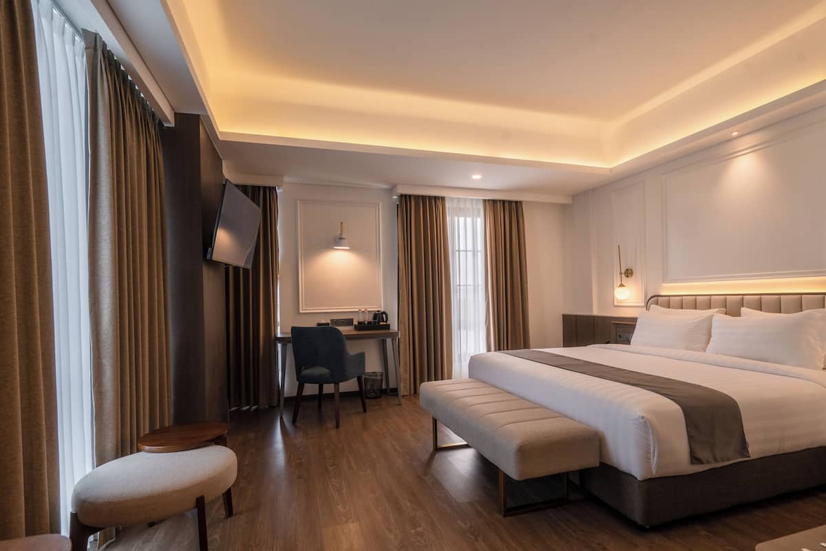 Executive Room | Minibar, in-room safe, desk, blackout drapes