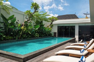 Piscine extérieure, parasols de plage, chaises longues