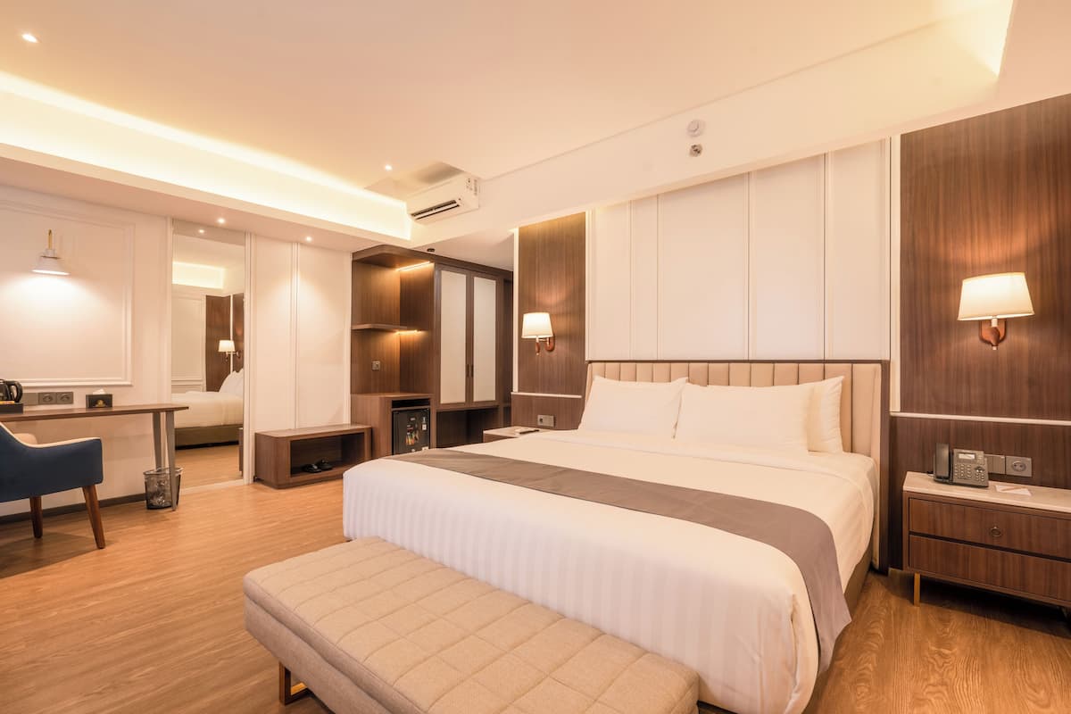 Junior Room | Minibar, in-room safe, desk, blackout drapes