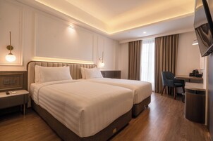 Kamar Twin Deluks | Minibar, brankas, meja kerja, dan tirai kedap cahaya