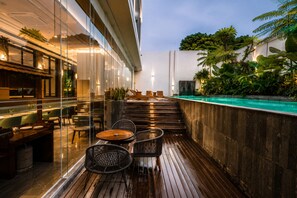 Outdoor pool, open 6:00 AM to 7:00 PM, pool umbrellas, sun loungers - Arkadewi Boutique Hotel Prawirotaman (Yogyakarta)