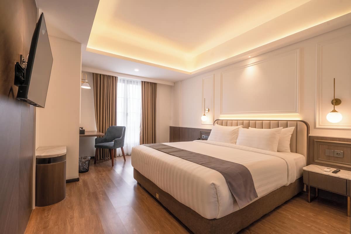 Premier Double Room | Minibar, in-room safe, desk, blackout drapes