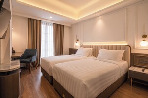 Premier Twin Room | Minibar, in-room safe, desk, blackout drapes