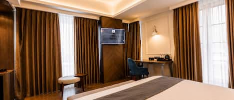 Frigobar, cofres nos quartos, escrivaninha, cortinas blackout
