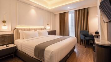 Kamar Twin Deluks | Minibar, brankas, meja kerja, dan tirai kedap cahaya