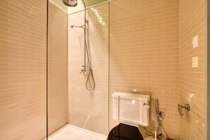 Shower, hair dryer, towels, soap - Fantastic elegant apartment at La Maestranza (Sevilla)