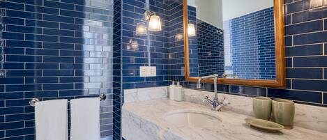 Chuveiro, secador de cabelo, toalhas de banho