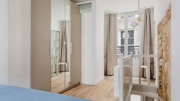 Een strijkplank/strijkijzer, wifi, beddengoed