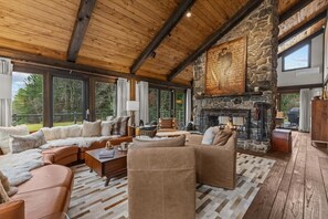 Smart TV, fireplace, ping pong - Meadowoods Estate: Luxury 7BR, Hot Tub, Sauna&Pond (Stowe)