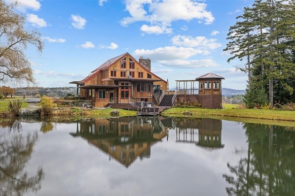Exterior - Meadowoods Estate: Luxury 7BR, Hot Tub, Sauna&Pond (Stowe)