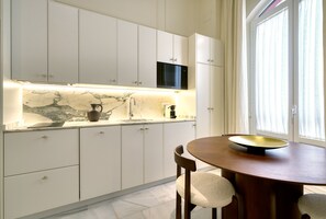 Fridge, microwave, oven, stovetop - Elegant apartment for two at La Maestranza (Sevilla)