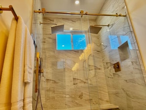 Shower, hair dryer - Carolina Blue on Waterloo (Ocean Isle Beach)