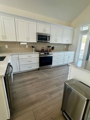 Fridge, microwave, oven, stovetop - Carolina Blue on Waterloo (Ocean Isle Beach)